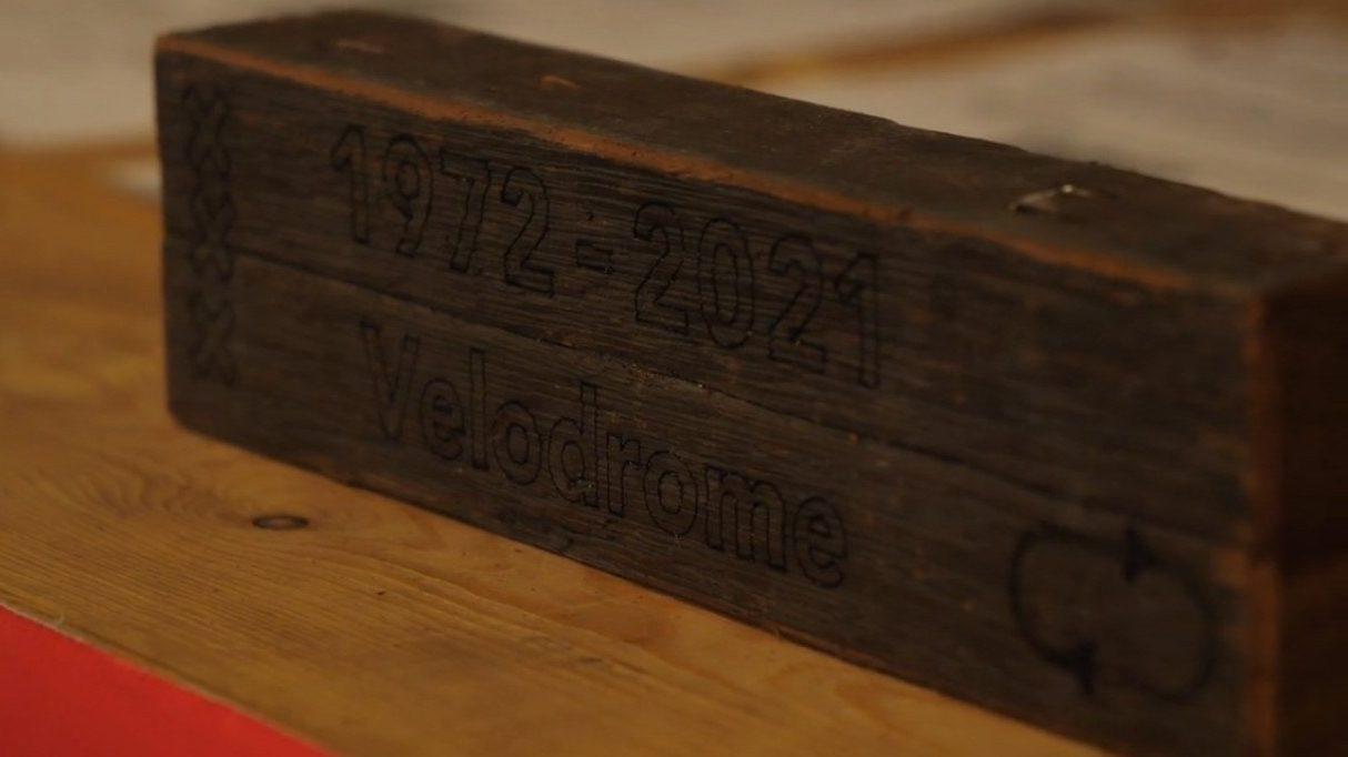 Oud houten plankje van de oude wielerbaan met daarin gegrafeerd '1972-2021 Velodrome'