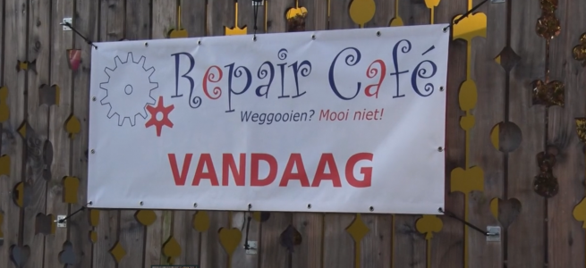 Wit promotiespandoek Repair Café met rode en blauwe tekst: Weggooien? Mooi niet!